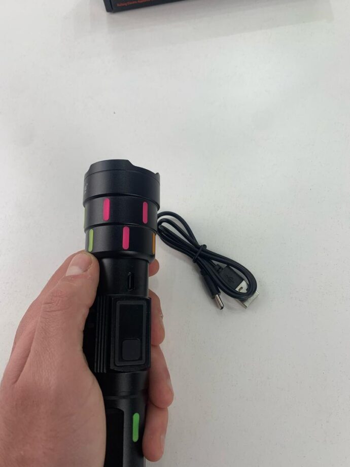 ⁦مصباح يدوي LED بتكبير تلسكوبي+أشرطة مضيئة فلورية للرؤية في الظلام⁩ - الصورة ⁦3⁩