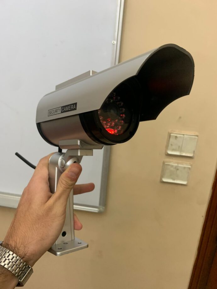 ⁦كاميرا مراقبة وهمية بالطاقة الشمسية مع ضوء أحمر وامض⁩ - الصورة ⁦2⁩