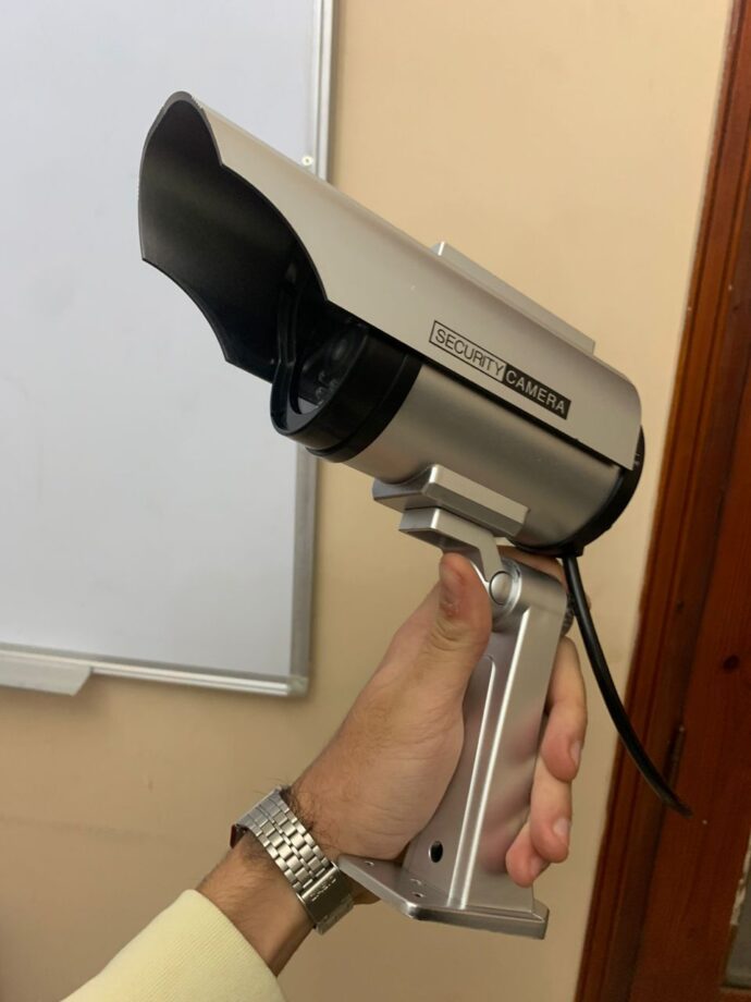 ⁦كاميرا مراقبة وهمية بالطاقة الشمسية مع ضوء أحمر وامض⁩ - الصورة ⁦3⁩