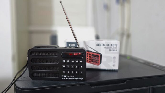 ⁦راديو محمول بلوتوث يعمل بالطاقة الشمسية مع منفذ USB ويدعم بطاقة ذاكرة وFM⁩ - الصورة ⁦2⁩