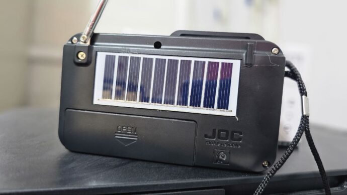 ⁦راديو محمول بلوتوث يعمل بالطاقة الشمسية مع منفذ USB ويدعم بطاقة ذاكرة وFM⁩ - الصورة ⁦5⁩