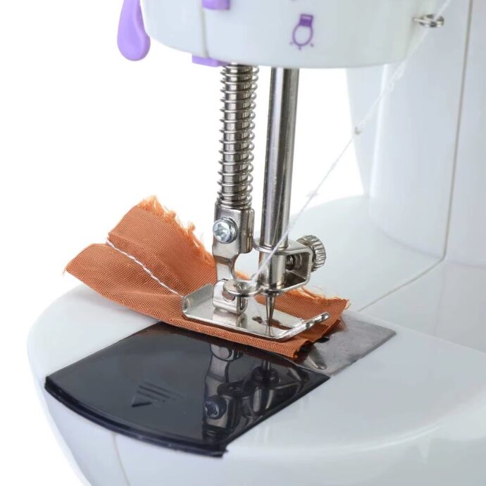 ⁦ماكينة خياطة كهربائية محمولة مع طاولة 🧵✂️⁩ - الصورة ⁦6⁩