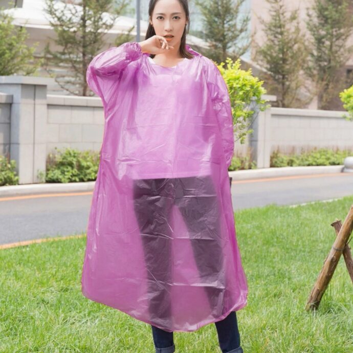 ⁦بونشو شفاف بقبعة واقٍ من المطر للكبار – حماية طارئة ضد البلل 🌧️🧥⁩ - الصورة ⁦6⁩